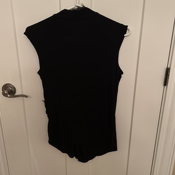 Cable & Gauge Black V-Neck Size S Stretchy Sleeveless Top with Rosette Detail - Picture 5 of 6